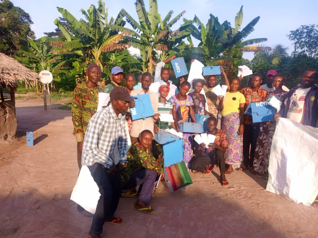 Distribution des kits aux associations villageoises d&rsquo;&eacute;pargne et de credit (AVEC)